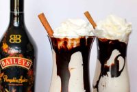 Frozen Pumpkin Spice Mudslide Cocktail Recipe for Fall Gatherings