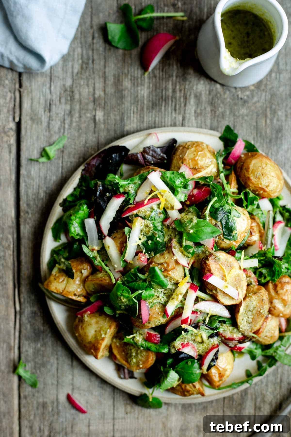 Roasted Baby Potato Salad with Fresh Basil Pesto 2 Roasted new potato salad with pesto. Perfect summer meal! #saladrecipe #newpotatoes #vegan | @annabanana.co