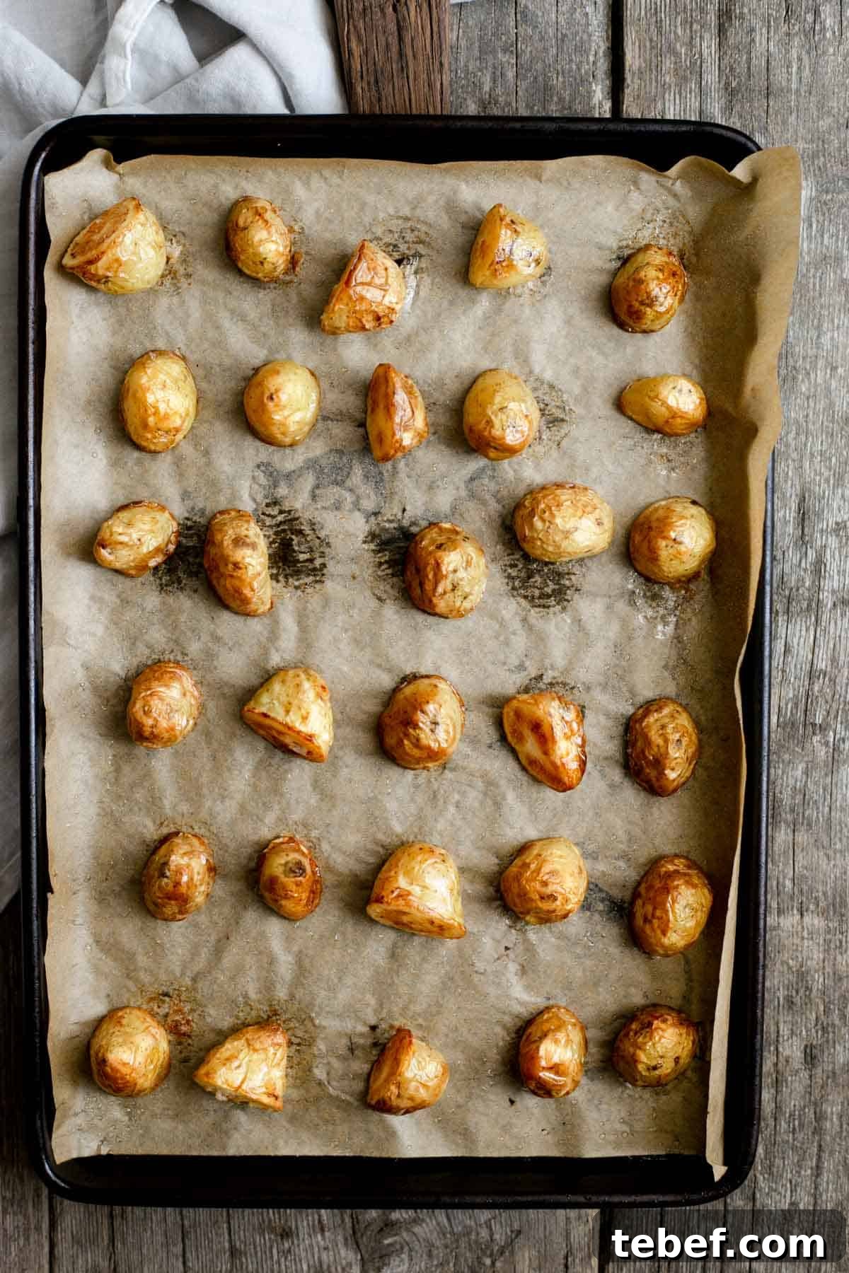 Roasted Baby Potato Salad with Fresh Basil Pesto 4 Roasted new potato salad with pesto #vegetarianrecipe #vegan #saladrecipe | via @annabanana.co