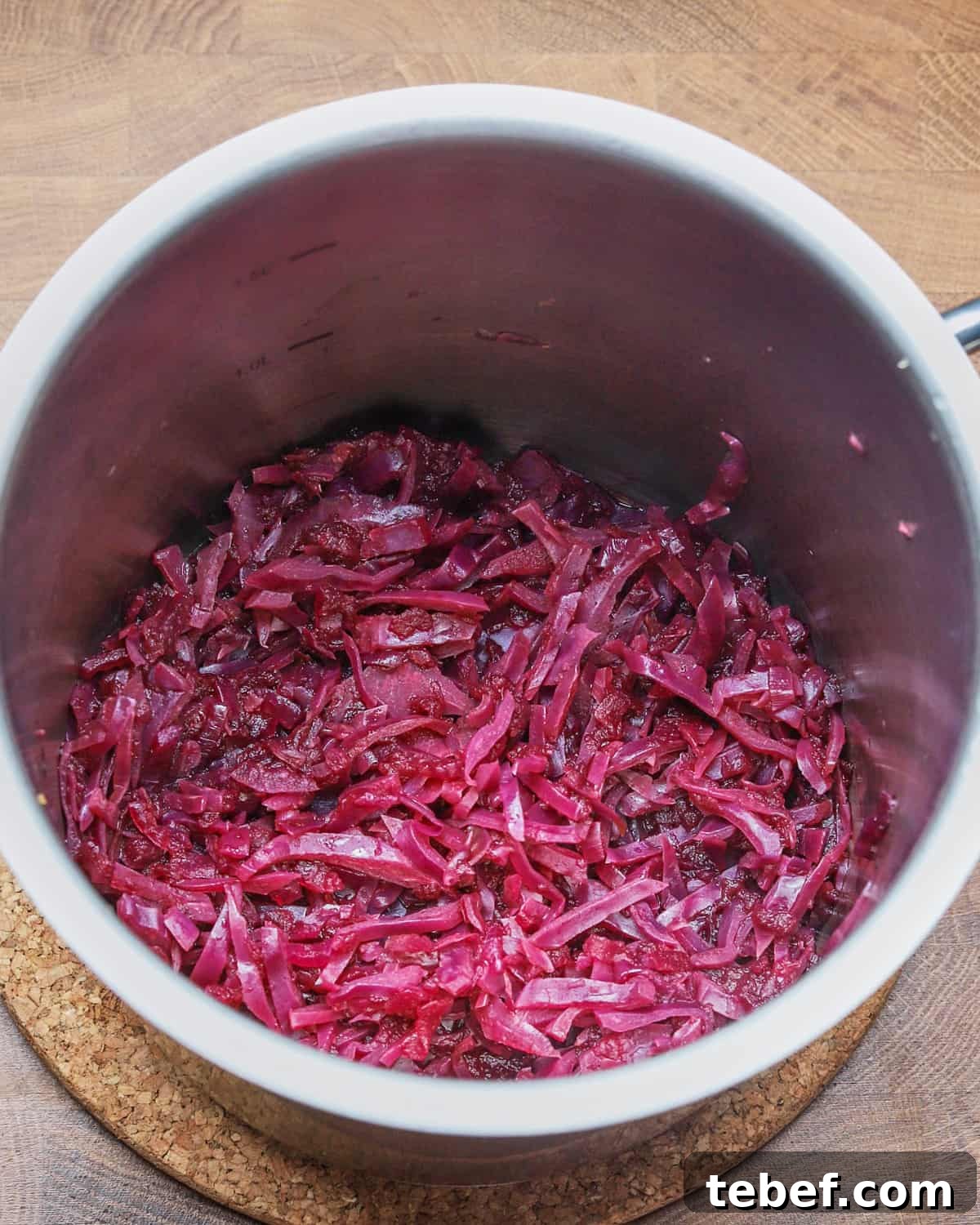 Photo showing the red cabbage mixture in the pan after 1 hour of cooking.