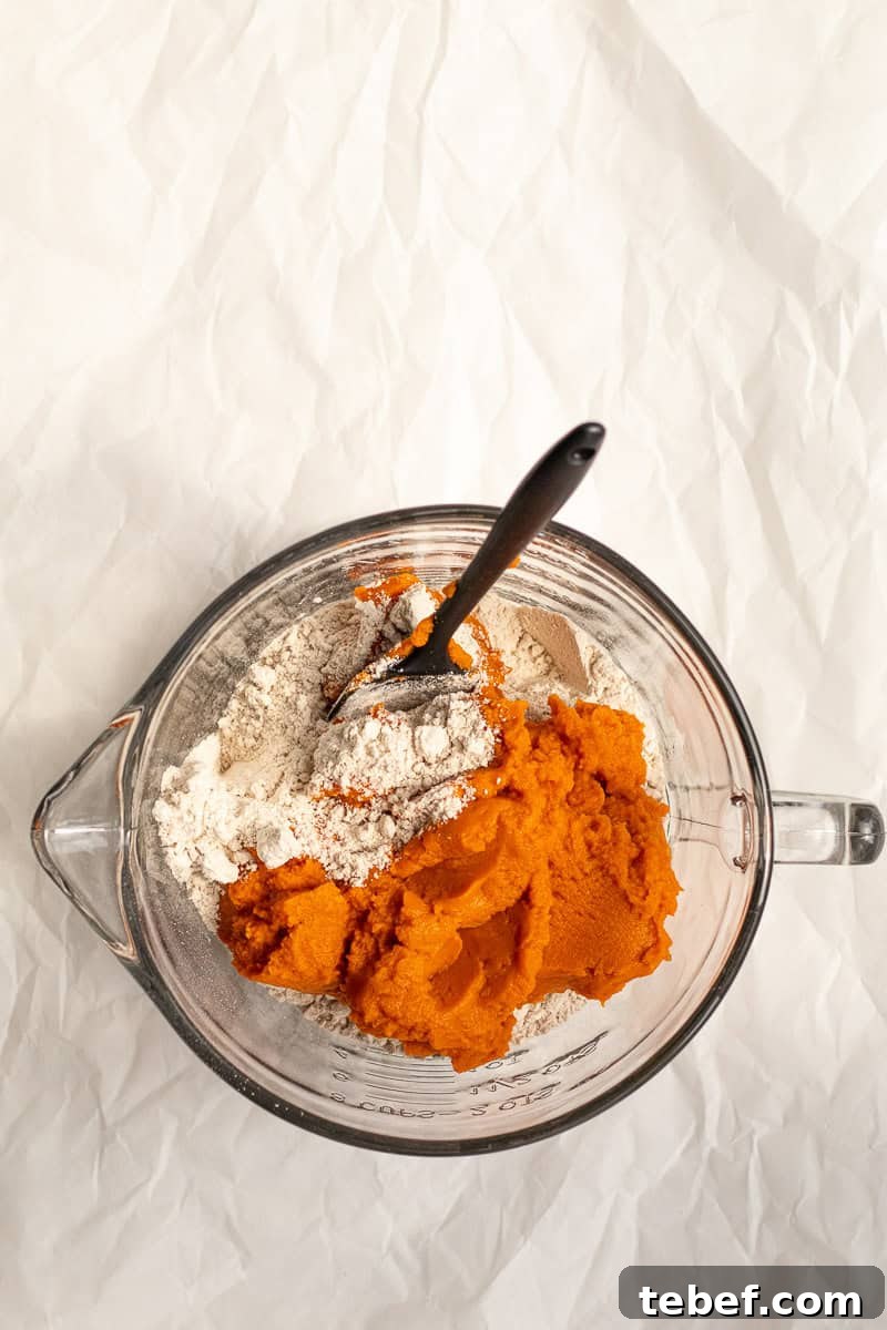 Two-Ingredient Pumpkin Spice Cake Bread (From Spice Cake Mix) 5 pumkin puree and spice cake mix in a glass bowl